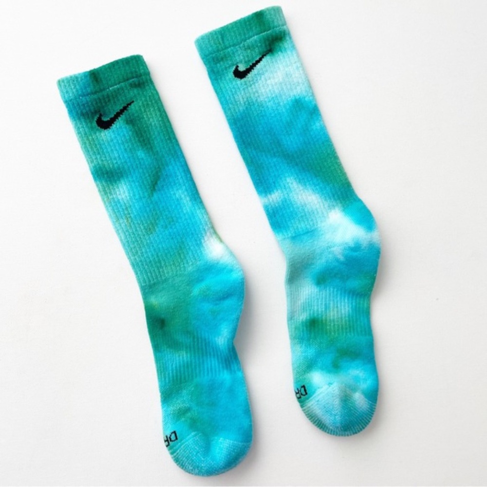 SOLD - Nike Tie Dye Unisex Women's 6-10 Crew Socks Dri Fit Turqoise Blue Medium